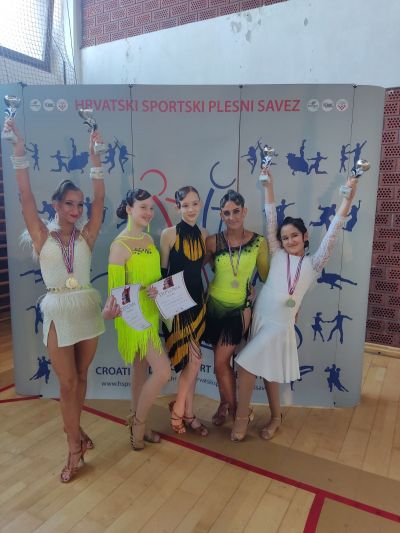 Uspješni plesači SPK Valcer na turniru u Ivancu, oko vrata ponijeli 12 medalja